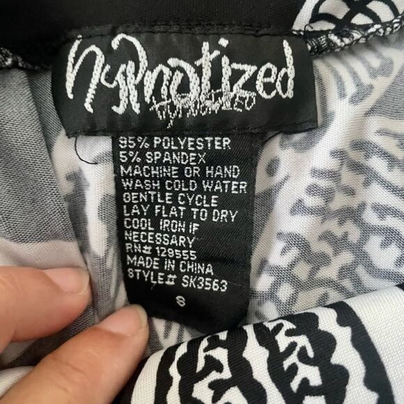 Black and White Skirt by Hypnotized float skirt size 8 with attached belt Midi. - Picture 6 of 6